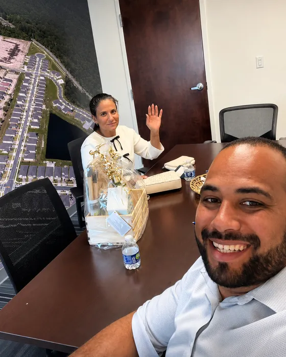 Marcos Fernandes durante uma entrega de imóvel