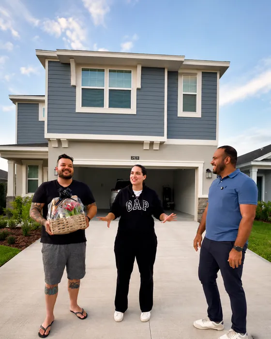 Casal em frente à casa recém-comprada em Orlando
